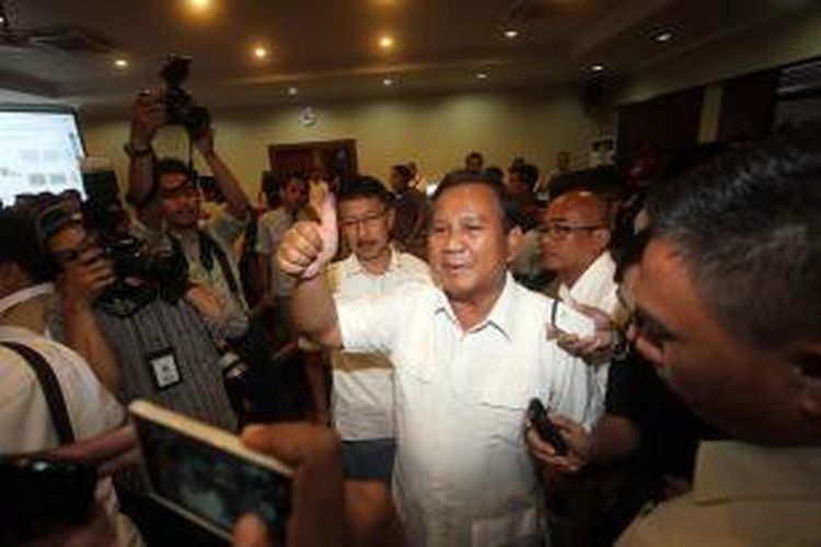 Ketua Dewan Pembina Partai Gerindra Prabowo Subianto diberi ucapan selamat oleh kader partainya atas pencapaian Partai Gerindra dalam Pemilu Legislatif 2014, di Kantor DPP Partai Gerindra, Ragunan, Jakarta Selatan, Rabu (9/4/2014). Hasil penghitungan cepat sementara hingga malam ini menempatkan Gerindra dalam tiga besar perolehan suara nasional.  