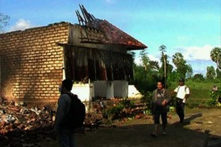 Rumah milik Fauzan, dibakar massa Sabtu (22/6/2013) karena ditemukan di dalamnya dua ekor sapi yang diduga hasil curian.