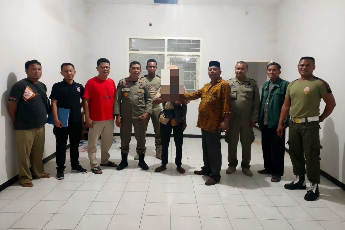 AI, pengemis di Probolinggo saat diamankan Satpol PP Kabupaten Probolinggo