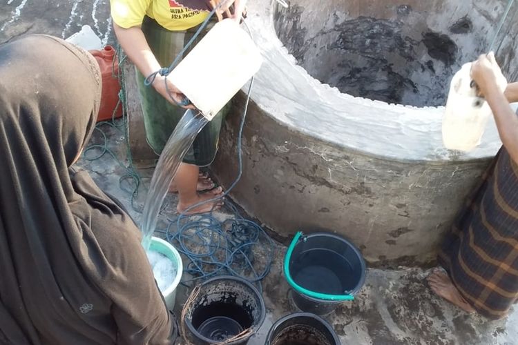 Saat ibu-ibu di Pulau Ende, Kecamatan Pulau Ende, Kabupaten Ende, Flores, NTT mengambil air asin di sumur bor, Minggu (17/11/2019). Warga di wilayah pedalaman ini sudah bertahun-tahun mengkonsumsi air asin karena terpaksa. 