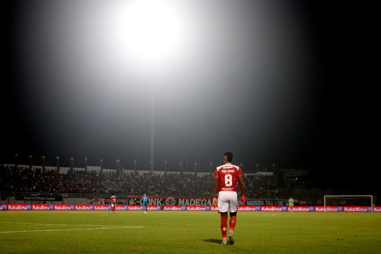 Pemain Madura United Hugo Gomes usai melakukan tendangan pojok saat final leg kedua Championship Series Liga 1 2023-2024 kedua melawan Persib Bandung yang berakhir dengan skor 1-3 di Stadion Bangkalan, Jumat (31/5/2024) malam.