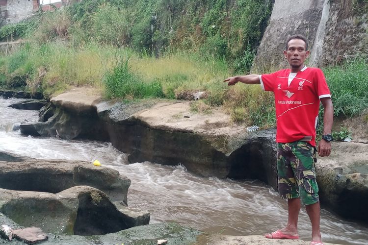 Salah satu warga, Lutfi Sugiantoro (40) menunjukkan lokasi penemuan bayi mengapung di Daerah Aliran Sungai (DAS) Brantas, Kota Malang, Jawa Timur pada Kamis (8/6/2023) sore. 