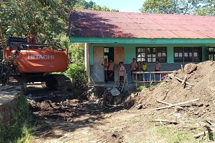 SD di NTT Rusak Akibat Pembukaan Akses Proyek KDMP: Tiang Dipotong, Lantai Ambrol