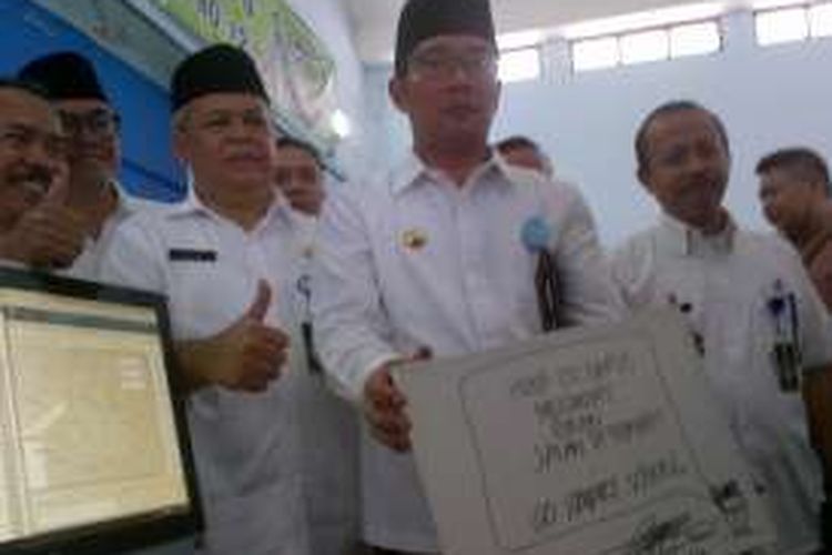 Wali Kota Bandung Ridwan Kamil saat meluncurkan sistem smart school bernama edubox di SMPN 1 Bandung, Jalan Ksatrian, Selasa (1/11/2016). KOMPAS.com/DENDI RAMDHANI 