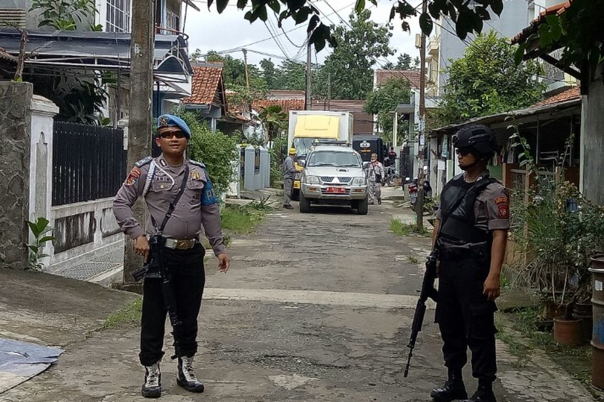 Tim Gegana, Gegana, Badan Tenaga Nuklir Nasional (Batan) serta Badan Pengawas Tenaga Nuklir (Bapeten) memeriksa salah satu rumah di Blok A Nomor 22 Perumahan Batan Indah, Kademangan, Setu, Tangerang Selatan, Senin (24/2/2020) siang. 