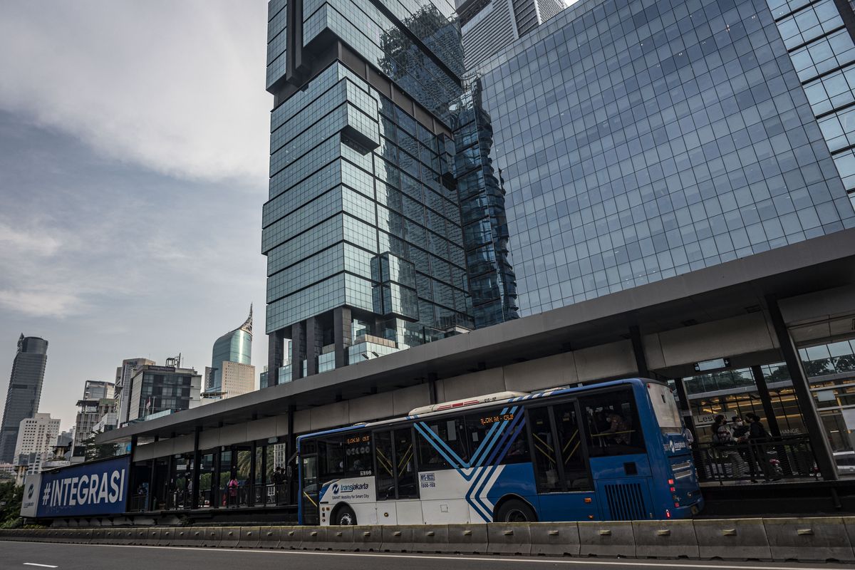 Bus TransJakarta berhenti di Halte Tosari, Jakarta, Kamis (21/7/2022). PT Transportasi Jakarta (TransJakarta) melakukan perpanjangan jam operasional layanan terhadap empat rute yakni Senen - Tanah Abang (1R), Stasiun Manggarai - Blok M (6M), Kebayoran Lama- Jelambar (9E) dan Ciputat-Tosari (S21) mulai pukul 05.00-22.00 WIB. ANTARA FOTO/Aprillio Akbar/tom.