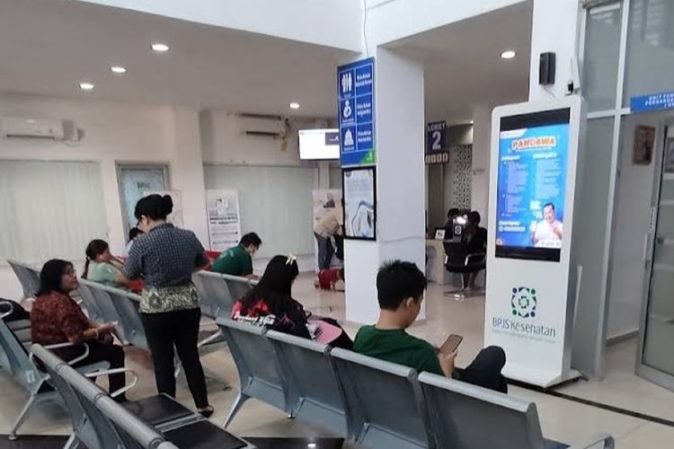 Loket BPJS Kesehatan Cabang Utama Kota Manado di Jl Tololiu Supit No 11, Kelurahan Tingkulu, Kecamatan Wanea, Kota Manado, Sulawesi Utara, Sabtu (7/2/2026). Status BPJS PBI yang mendadak nonaktif bukan akhir segalanya, karena peserta masih memiliki tiga opsi resmi untuk mengaktifkan kembali kepesertaan sesuai kondisi masing-masing.