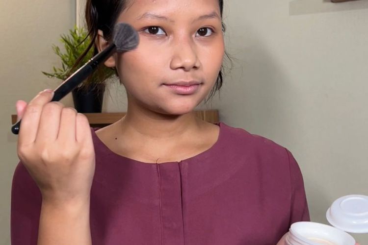 Model yang sedang melakukan step pada tahapan makeup sederhana, Jakarta Barat, Kamis (07/03/2024).