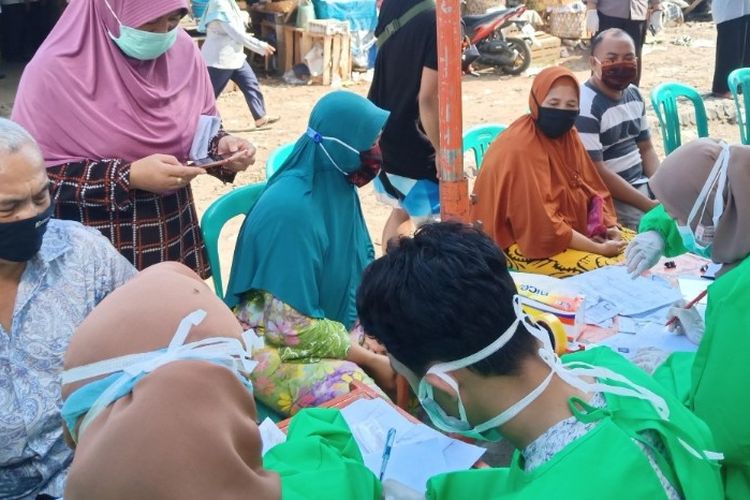 Sejumlah pedagang Pasar Suradadi menjalani test swab yang digelar Dinas Kesehatan Kabupaten Tegal, Rabu (18/11/2020) (Istimewa)