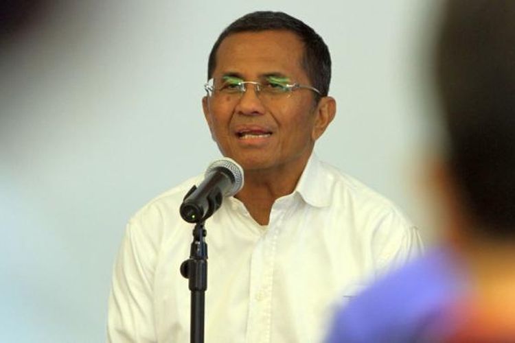 Tokoh pers nasional yang juga Menteri BUMN, Dahlan Iskan, saat menggelar jumpa pers terkait maraknya kampanye hitam, di Jakarta Selatan, Jumat (27/6/2014). Dahlan Iskan juga menunjukkan tabloid Obor Rahmatan Lil Alamin sebagai tandingan Obor Rakyat.