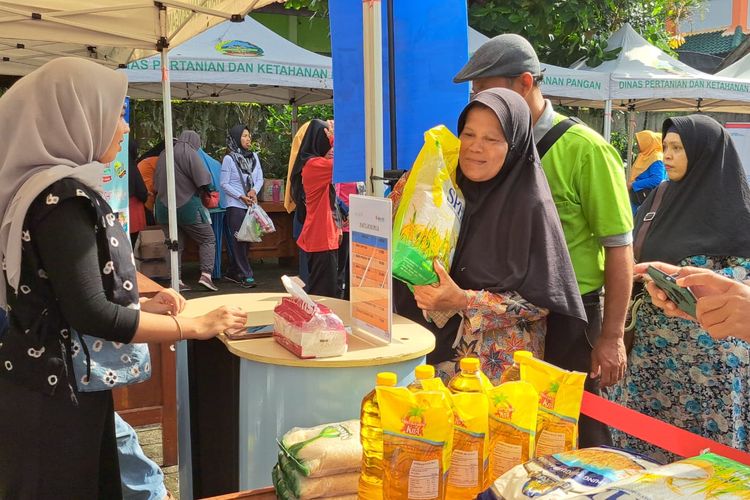 Warga membeli beras di pasar murah yang digelar di halaman kantor Kelurahan Sumampir, Kecamatan Purwokerto Utara, Kabupaten Banyumas, Jawa Tengah, Jumat (1/4/2024) pagi.