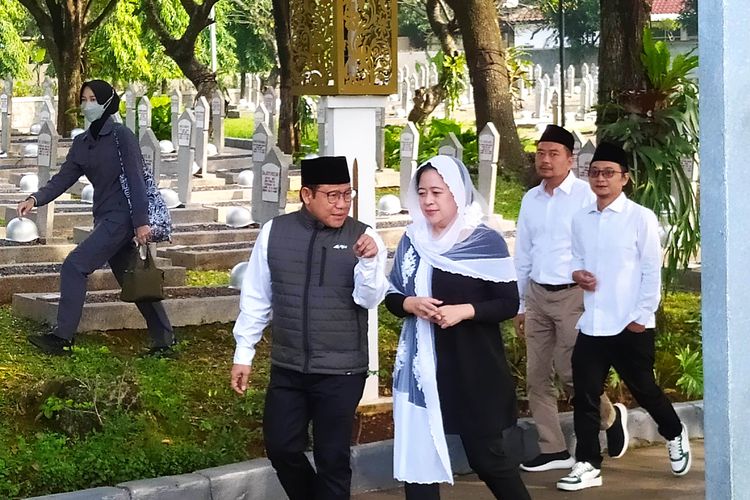 Ketua DPP PDI-P Puan Maharani ziarah bersama Ketua Umum PKB Muhaimin Iskandar atau Cak Imin ke makam Taufiq Kiemas di TMP Kalibata, Jakarta Selatan, Minggu (25/9/2022). 