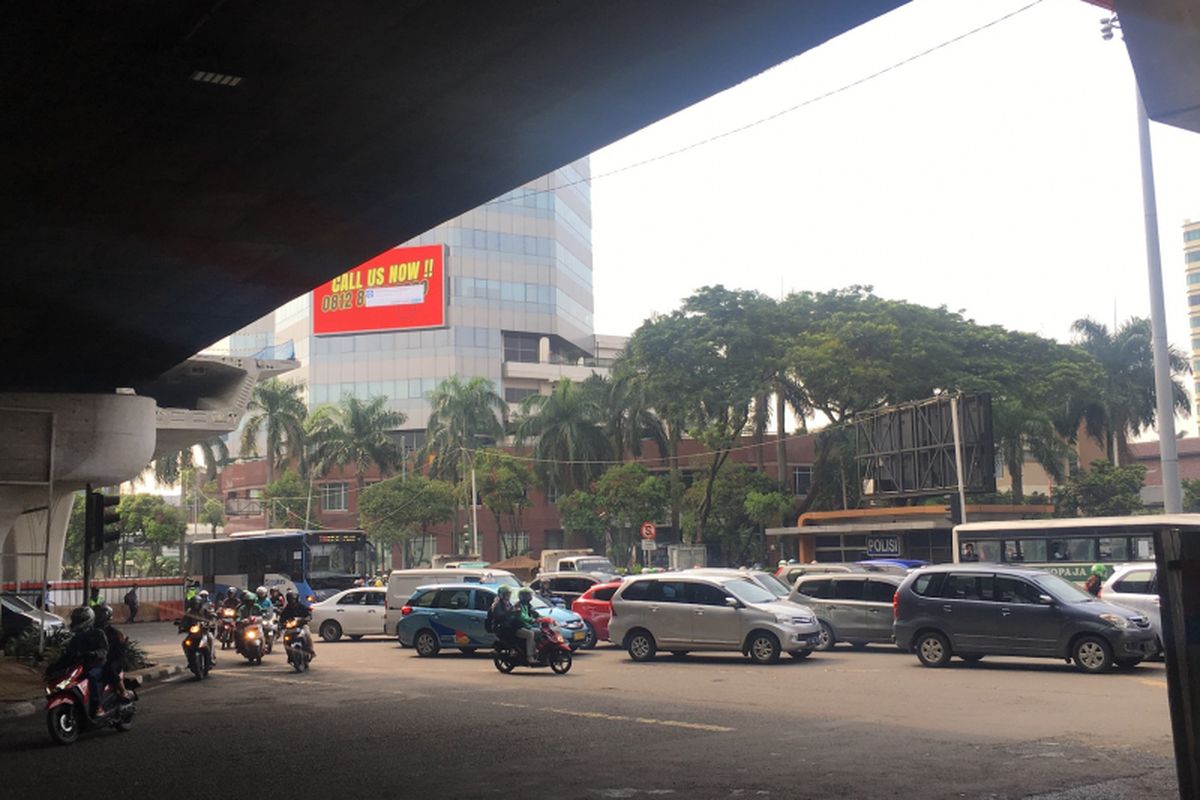 Konidisi lalu lintas macet disebabkan pembangunan flyover di simpang Pancoran, Jakarta Selatan, Kamis (19/10/2017).