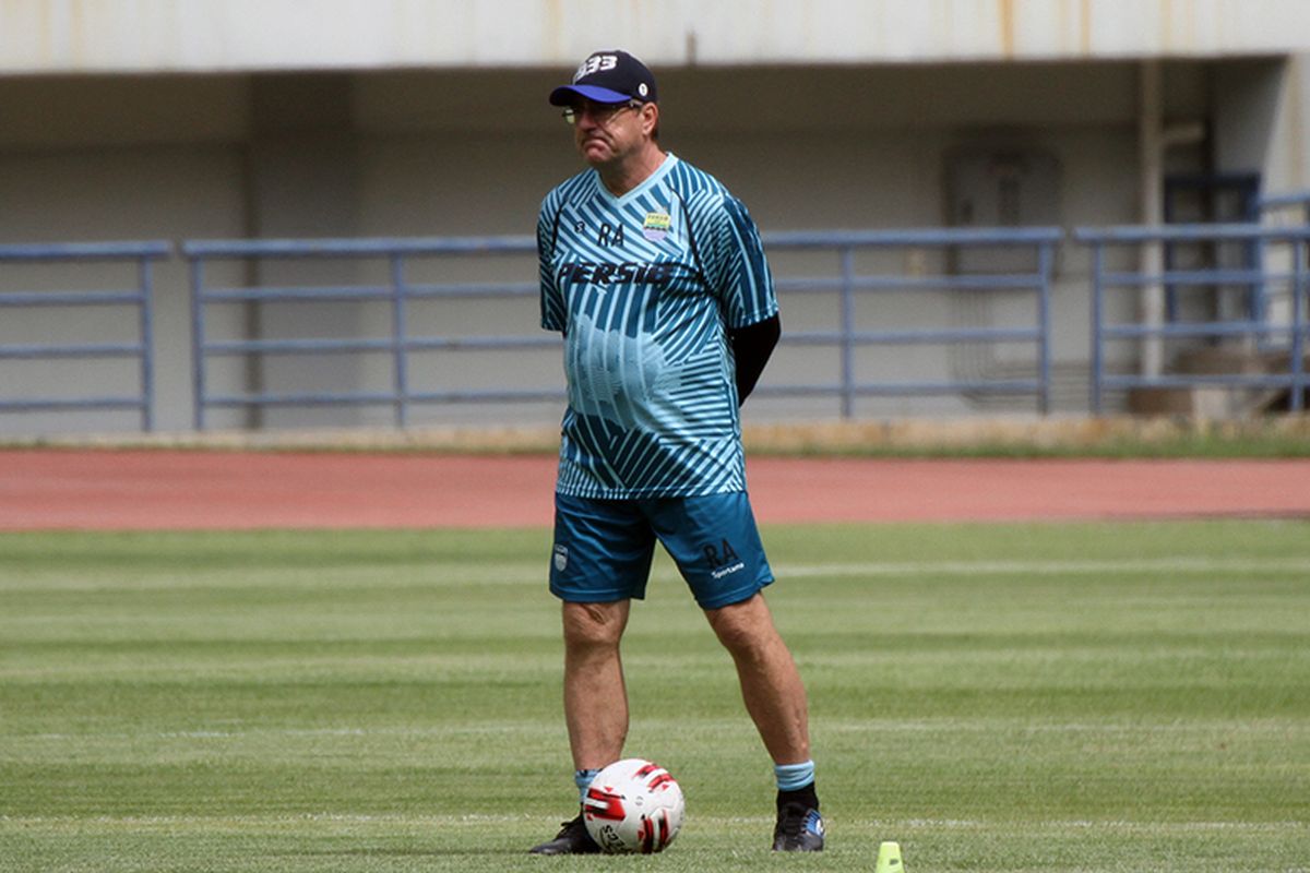 Pelatih Persib Bandung, Robert Rene Alberts, memantau anak asuhnya dalam sesi latihan di Stadion Gelora Bandung Lautan Api (GBLA), Selasa (4/2/2020).