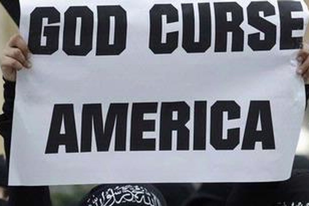 Muslimah di London, Inggris, mengecam intervensi Barat terhadap Libya saat aksi di depan kantor Kedutaan Besar AS di London, 25 Maret 2011.