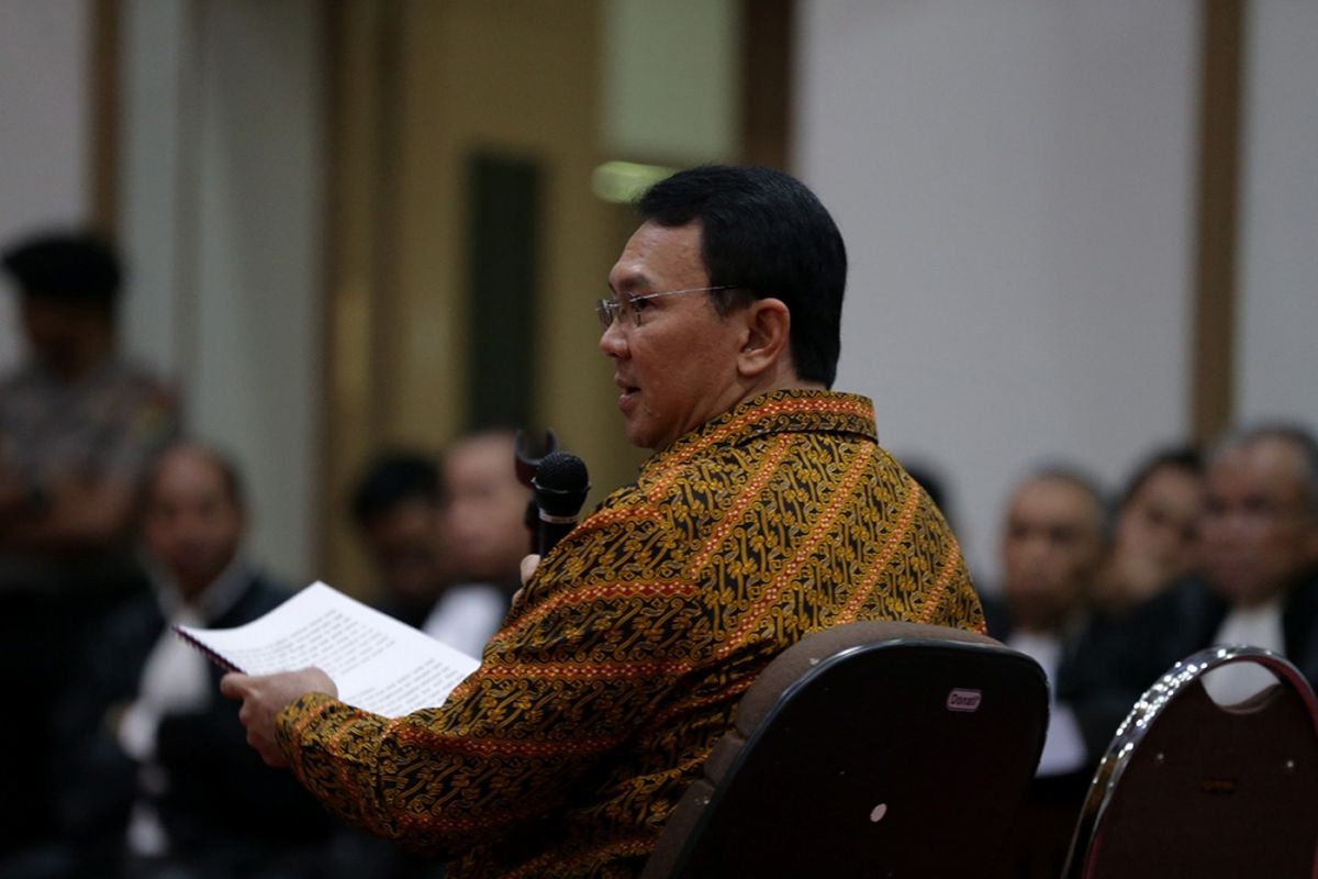 Terdakwa kasus dugaan penodaan agama Basuki Tjahaja Purnama atau Ahok, mengikuti sidang lanjutan yang digelar PN Jakarta Utara di Auditorium Kementerian Pertanian, Jakarta Selatan, Selasa (25/4/2017). Sidang beragendakan pembacaan pleidoi atau pembelaan oleh Ahok yang sebelumnya dituntut 1 tahun penjara dengan masa percobaan 2 tahun.