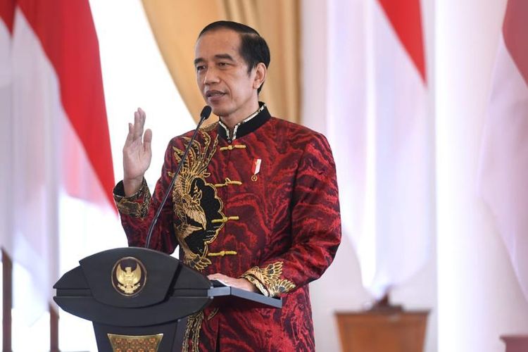 President Joko Widodo in a cheongsam Chinese attire designed by fashion designer Anne Avantie to mark the Chinese Lunar New Year, Saturday (20/2/2021)