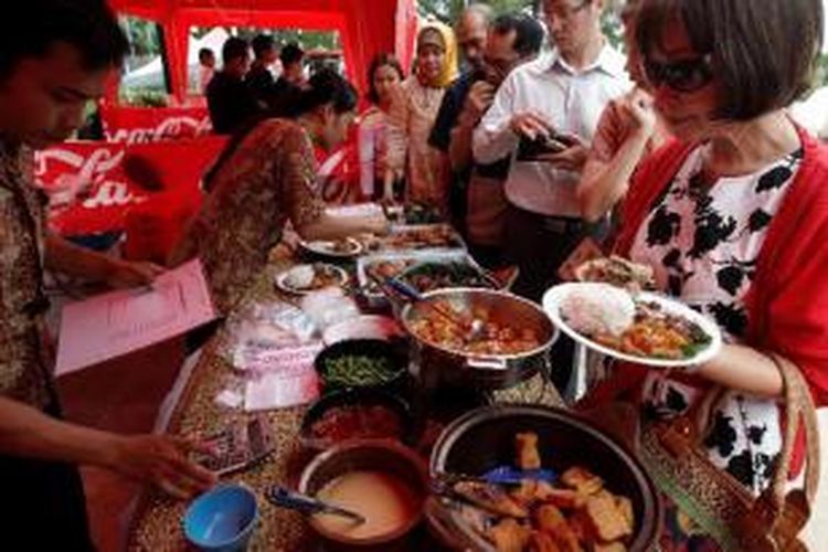 Memanjakan Lidah secara Jogja di Taman Ismail Marzuki, Jakarta, Selasa (29/3/2011). Berbagai masakan khas Jogja, seperti gudeg dan sate klathak dijajakan di tempat ini.