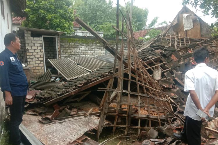 Rumah milik Wage roboh usai hujan bercampur angin kencang melanda Desa Simbatan, Kecamatan Sarirejo, Lamongan, Jawa Timur, Selasa (7/2/2023).