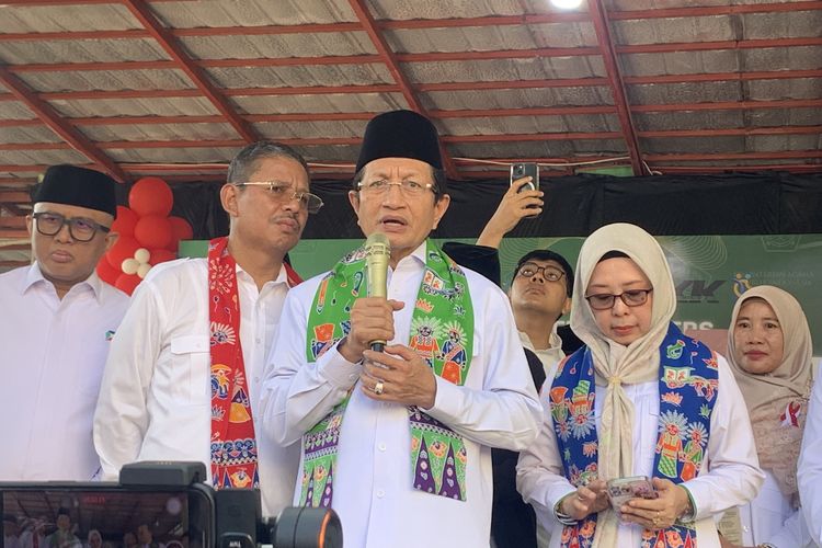 Menteri Agama (Menag) RI, Nasaruddin Umar saat meninjau pemberian program Makan Bergizi Gratis (MBG) Madrasah Tsanawiyah Negeri 6 Jakarta, Kramat Jati, Jakarta Timur, Selasa (26/8/2025).