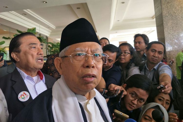Cawapres nomor urut 01 Maruf Amin usai menghadiri pengukuhan relawan di Institut Lembang Sembilan di Hotel Aryaduta, Minggu (24/2/2019). 