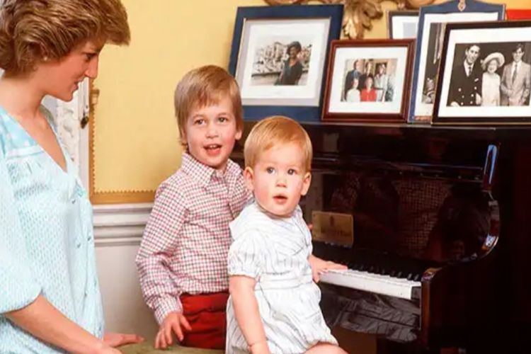 Tampak dinding warna kuning di ruangan di Istana Kensington. Istana ini ditempati Putri Diana saat menikah dengan Pangeran Charles. Tampak Diana bersama kedua putranya, Pangeran William dan Pangeran Harry, saat keduanya masih balita. 