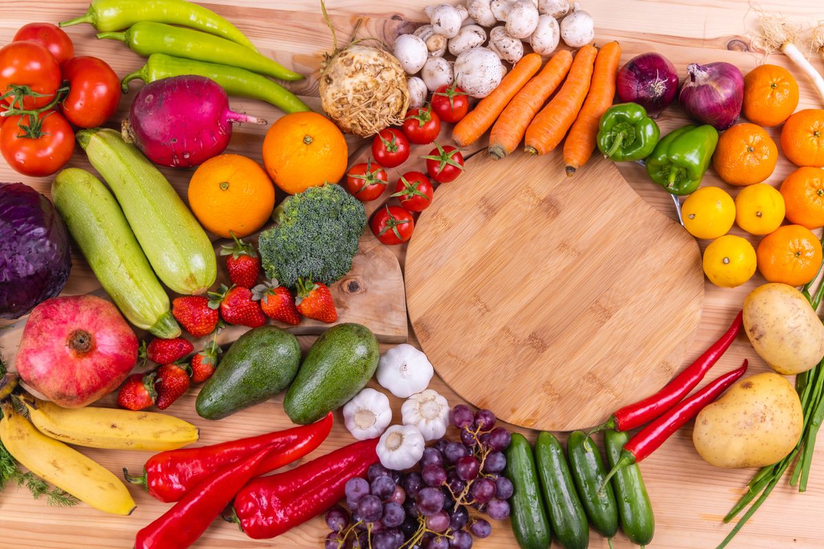 Ilustrasi buah dan sayur. Buah dan sayur adalah sumber makanan yang kaya nutrisi, keduanya sama sehatnya bagi tubuh.