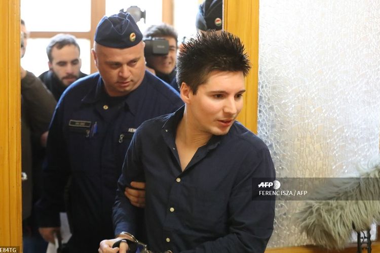 Penggagas situs Football Leaks, Rui Pinto, dikawal oleh petugas keamanan saat ia tiba di Pengadilan Metropolitan di Budapest, Hungaria, pada 5 Maret 2019.