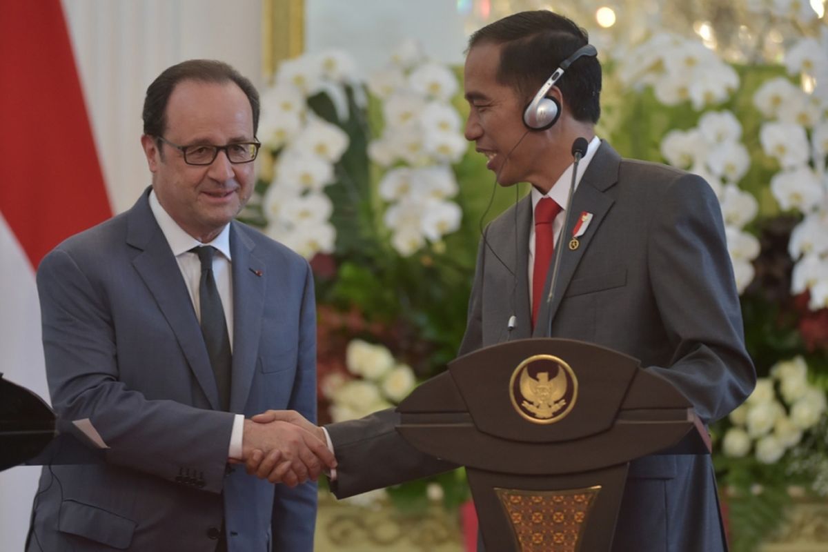 Presiden Perancis Francois Hollande (kiri) bersalaman dengan Presiden Joko Widodo saat jumpa pers di Istana Presiden di Jakarta, Rabu (29/3/2017). Kunjungan itu merupakan momen bersejarah sebab menjadi kunjungan pertama Presiden Perancis setelah 30 tahun.