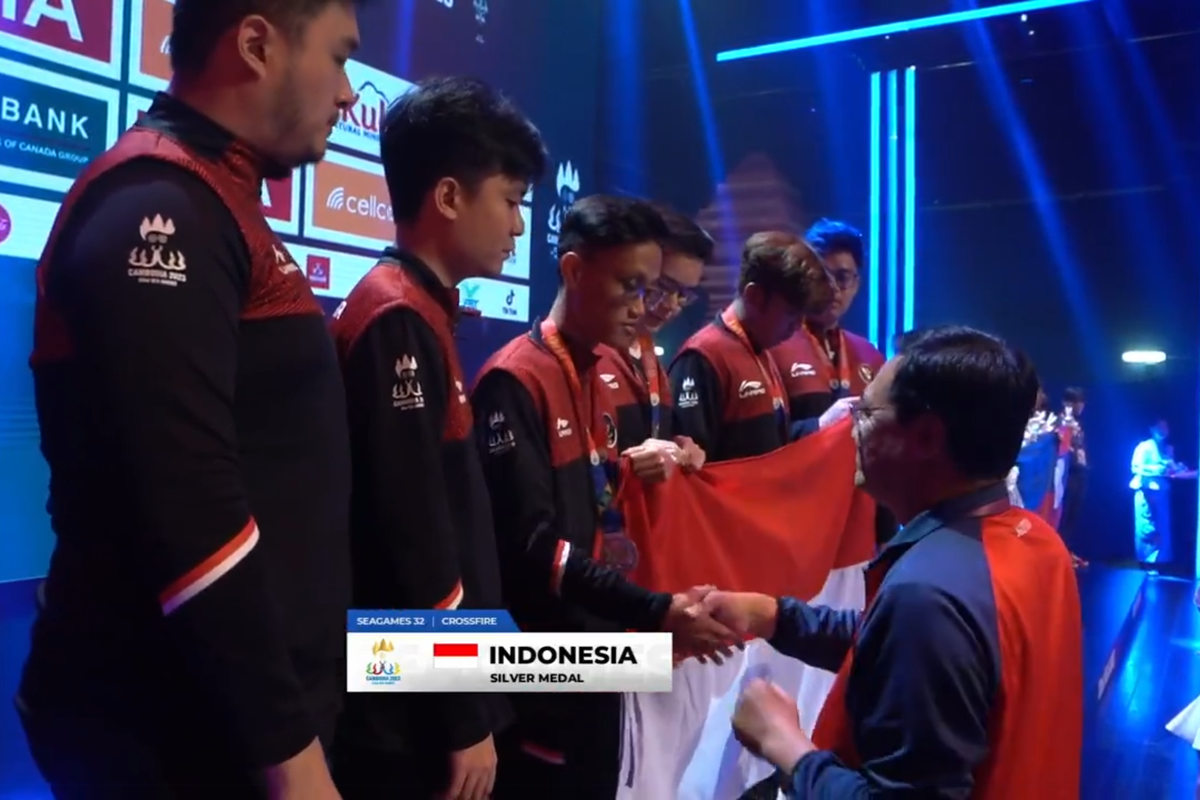 Potret tim Indonesia menyumbang medali perak untuk cabor e-sports nomor CrossFire di SEA Games 2023