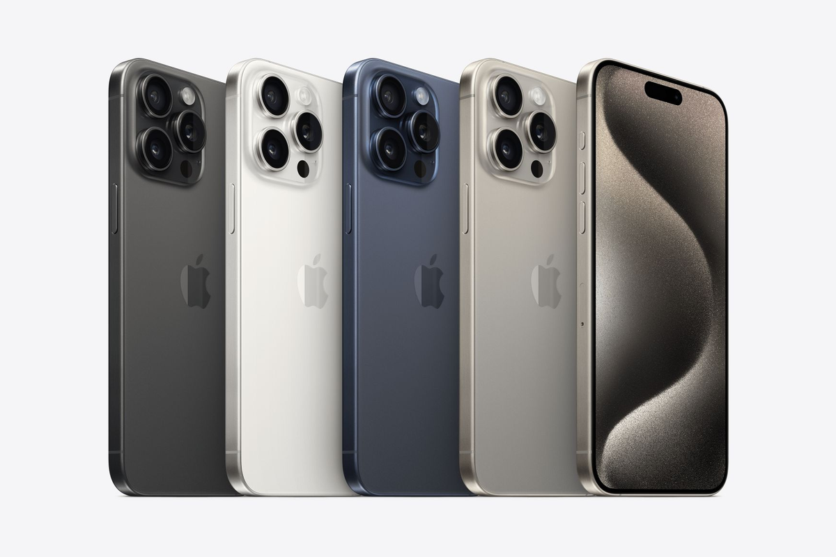 iPhone 15 Pro dan iPhone 15 Pro Max tersedia dalam pilihan warna Natural Titanium, Blue Titanium, White Titanium, Black Titanium.