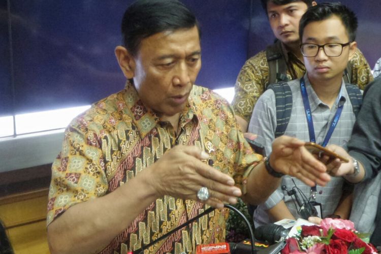 Menteri Koordinator Bidang Politik, Hukum dan Keamanan Wiranto saat ditemui usai pertemuan dengan Badan Eksekutif Mahasiwa (BEM) se-jabodetabek, di Kemenko Polhukam, Jakarta Pusat, Jumat (29/9/2017).