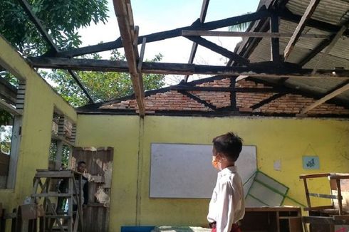 Atap Bangunan SD di Kampar Hilang Dicuri, Para Siswa Menangis