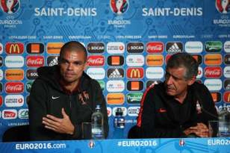 Bek tim nasional Portugal, Pepe (kiri), menghadiri konferensi pers bersama pelatihnya, Fernando Santos, di Saint-Denis, Sabtu (9/7/2016).