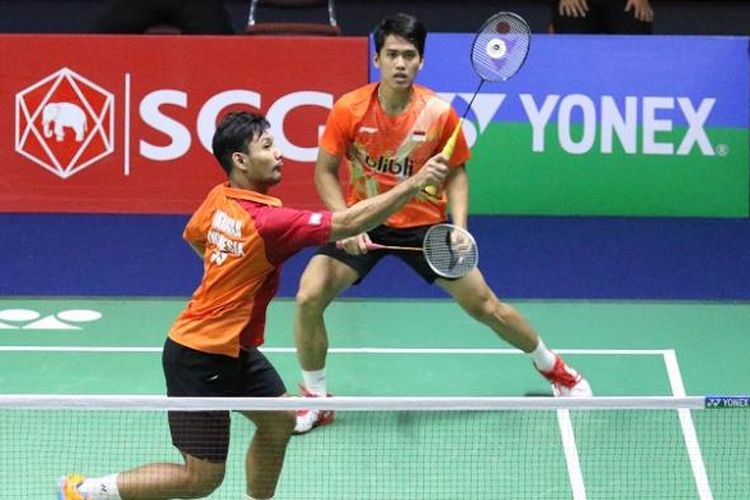 Pasangan ganda putra nasional, Berry Angriawan (kiri) dan Hardianto, bertanding melawan pasangan Taiwan, Lu Ching Yao/Yang Po Han, dalam laga semifinal Thailand Masters 2017, di Nimibutr Stadium, Sabtu (11/2/2017).