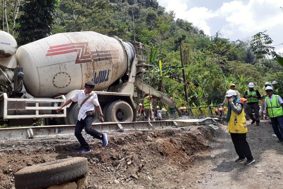 Kementerian Pekerjaan Umum dan Perumahan Rakyat (PUPR) melalui Direktorat Jenderal (Ditjen) Bina Marga memperbaiki Jalan Bolang-Suniabana sepanjang 4,4 kilometer. 