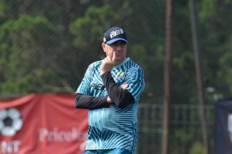 Pelatih Persib Bandung, Robert Rene Alberts, memantau sesi latihan timnya di Inspire Arena, Sabtu (21/3/2020). 