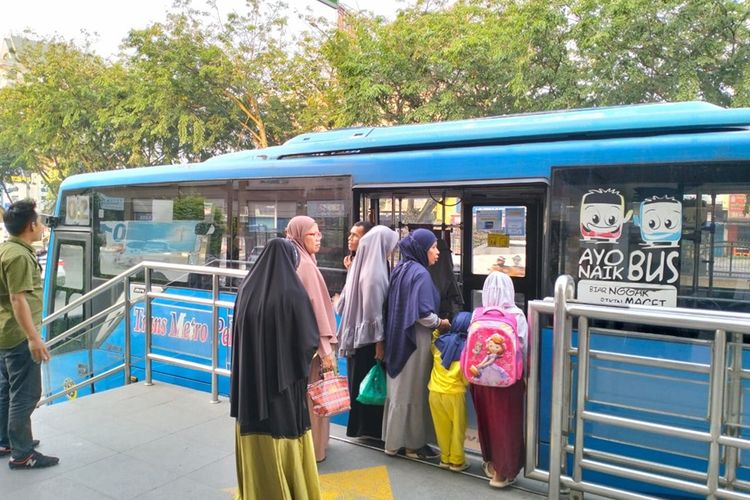 Ilustrasi transportasi umum Trans Metro Pasundan. 