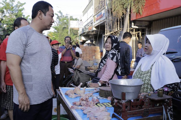 Wali Kota Semarang Hendrar Prihadi berdialog dengan pedagang pasar di Kota Semarang