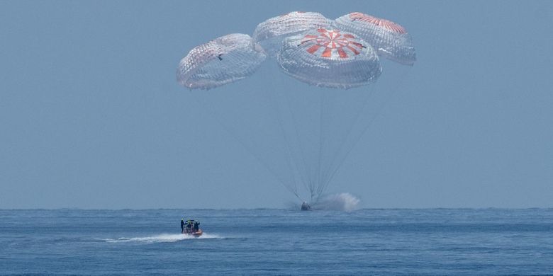 Foto yang dirilis NASA menunjukkan, pesawat ruang angkasa SpaceX Crew Dragon Endeavour mendarat bersama astronot NASA Robert Behnken dan Douglas Hurley di atas kapal di Teluk Meksiko di lepas pantai Pensacola, Florida, pada 2 Agustus 2020.