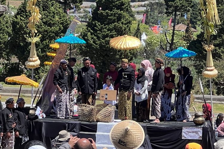 13 Anak Rambut Gimbal Diruwat di Dieng Culture Festival 2026, Ada yang Minta Laptop hingga Kambing