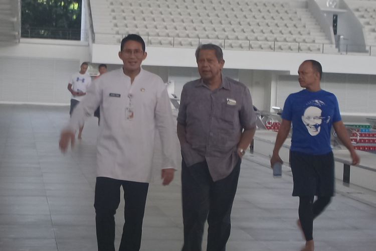 Wakil Gubernur DKI Jakarta Sandiaga Uno mengecek venue cabang olahraga akuatik di Gelora Bung Karno, Senayan, Jakarta, Jumat (13/4/2018).