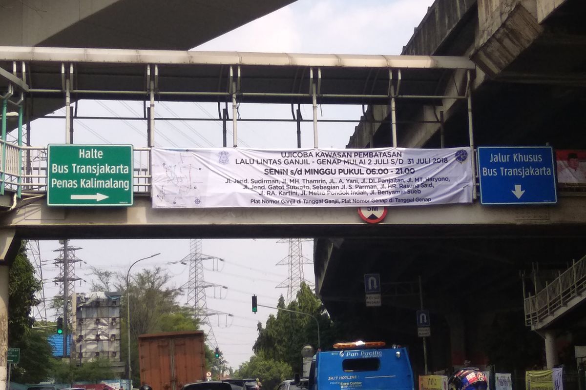 Spanduk sosialisasi ganjil genap di Jalan Panjaitan, Jakarta Timur, Jumat (29/6/2018)