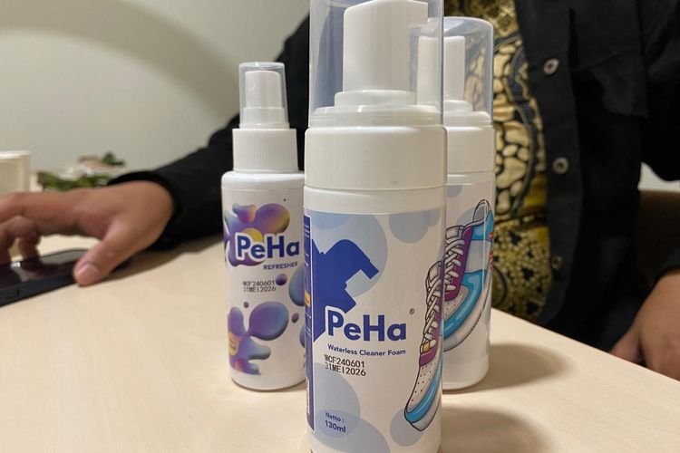 Produk pembersih sepatu merek PeHa dijajakan di Smesco Indonesia, Rabu (11/2/2026). 