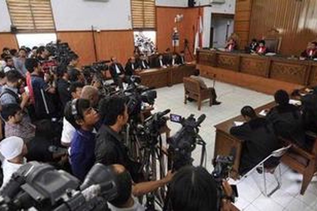Indonesian tax officer Gayus Tambunan listens to the judges verdict in a jampacked Jakarta court on January 19, 2011. Tambunan, 31, who admited to causing hundreds of millions of dollars in state losses, was sentenced by the court to seven years in jail, well short of the 20 years sought by prosecutors.