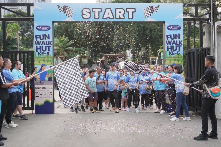 Acara funwalk memperingati 5 tahun Mayapada Hospital Kuningan Jakarta yang diikuti karyawan, tenaga medis, keluarga, dan warga sekitar.