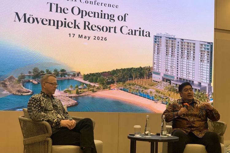 Christophe Bernard Keramaris selaku General Manager, Movenpick Resort Carita dan Senior Vice President Operations and Government Relations Accor Indonesia-Malaysia Adi Satria dalam konferensi pers pembukaan Movenpick Resort Carita, Minggu (17/5/2026).