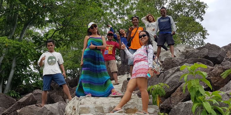 Para wisatawan berswafoto di bukit dan jembatan batu di Pulau Kojadoi, Kabupaten Sikka, Flores, NTT, Senin (3/6/2019).