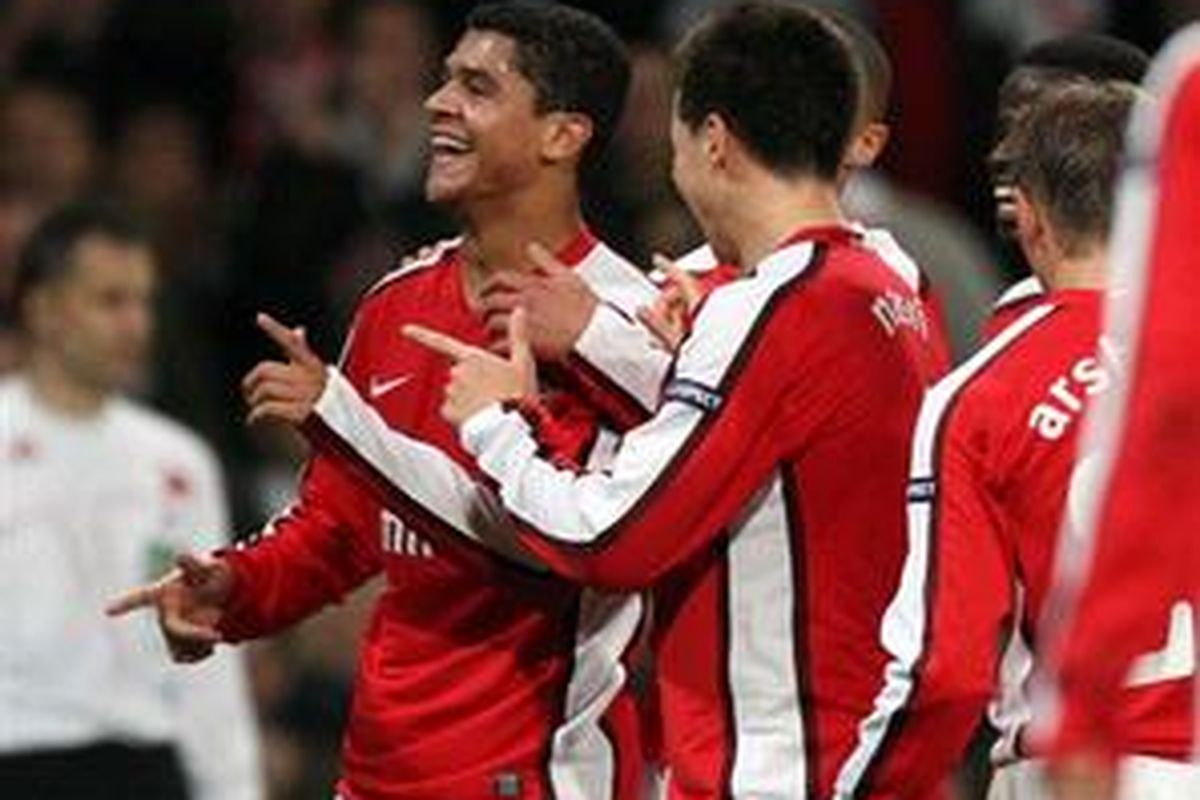 Denilson merayakan kemenangan setelah mencetak gol bagi Arsenal melawan Standard Liege dalam Liga Champion.