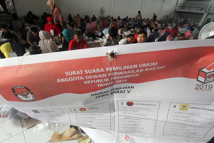 Foto dirilis Kamis (21/3/2019), memperlihatkan pekerja menunjukan surat suara yang rusak saat pelipatan kertas suara Pemilu di Gudang KPU, Cibinong, Bogor, Jawa Barat. Sebanyak kurang lebih 650 orang warga berpartisipasi menjadi pekerja lepas di gudang KPU Kabupaten Bogor, berjibaku menyiapkan surat suara untuk kebutuhan Pemilu 2019 mendatang dengan honor Rp 75 per lembar.